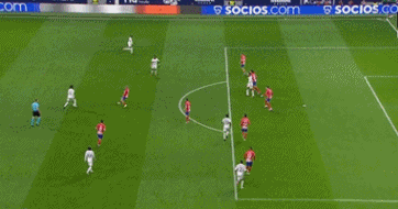 这雪有点大，欧冠赛前一名挪威记者在博德闪耀的球场边线处滑雪